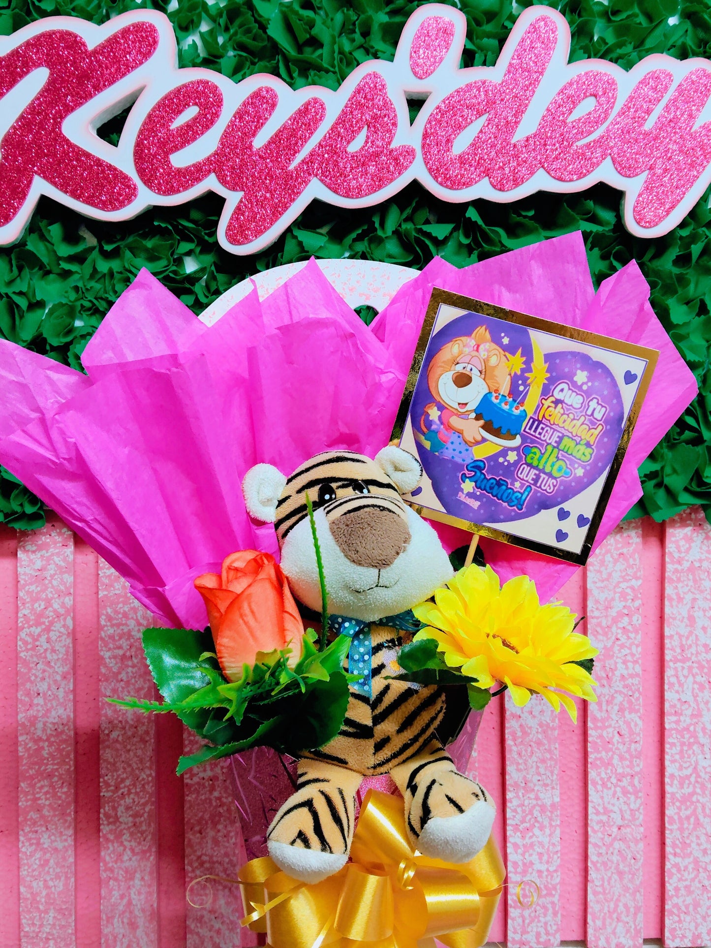 Cono de Flores con Peluche