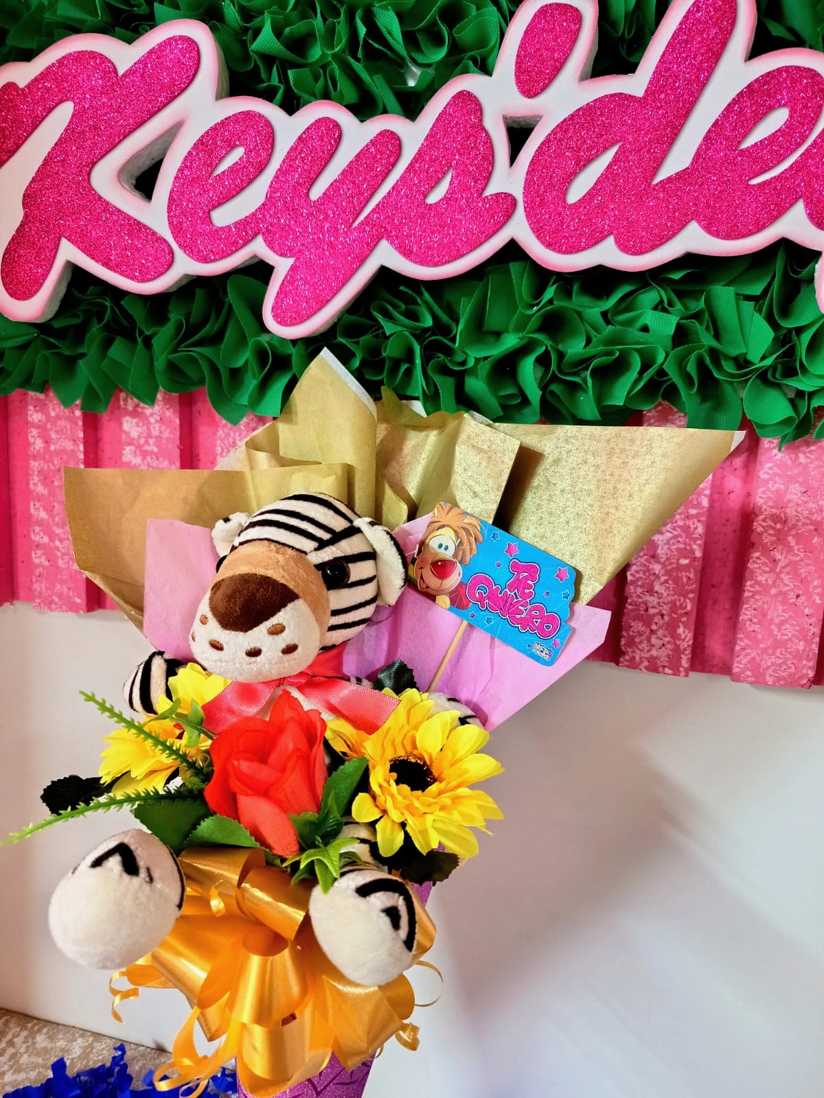 Cono de Flores con Peluche Plus